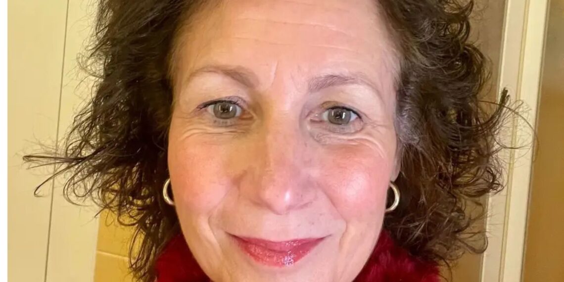 Ela se divorciou e se mudou para Paris aos 57 anos. Está feliz por ter se aposentado na Europa, mas a vida fora nem sempre é um conto de fadas.