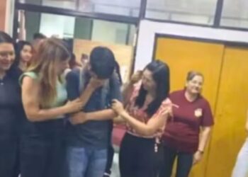 Ele pedalou 16 quilômetros para estudar e teve uma surpresa inesquecível quando se formou