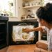 Como limpar o vidro do forno engordurado: veja como deixá-lo sem resíduos e transparente como no primeiro dia