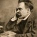 Friedrich Nietzsche, filósofo alemão e critico cultural: “Aquele que tem um porquê para viver pode suportar quase todo como.”