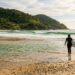 O paraíso com 755 metros de águas cristalinas entre a Mata Atlântica e a Costa Esmeralda catarinense
