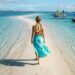 O vilarejo alagoano com piscinas naturais a 15 minutos de barco e águas tão transparentes que os barcos parecem voar sobre o mar