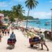 Eleita uma das 10 melhores praias do mundo: essa vila no meio do oceano proíbe carros e a bagagem chega em carrinho de mão