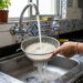 Lavar ou não lavar o arroz branco antes de cozinhar? Por que essa decisão simples na pia é crucial para o resultado final do grão?
