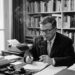 Jean-Paul Sartre, pensador existencialista: “O homem está condenado a ser livre” — a psicologia mostra como essa liberdade pode se transformar em sobrecarga mental