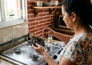 Como limpar as bocas do fogão entupidas: veja como deixá-las sem crostas e desobstruídas como novas