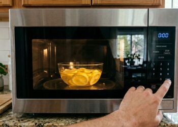 Ferver rodelas de limão com água no micro-ondas: por que é recomendado e para que serve