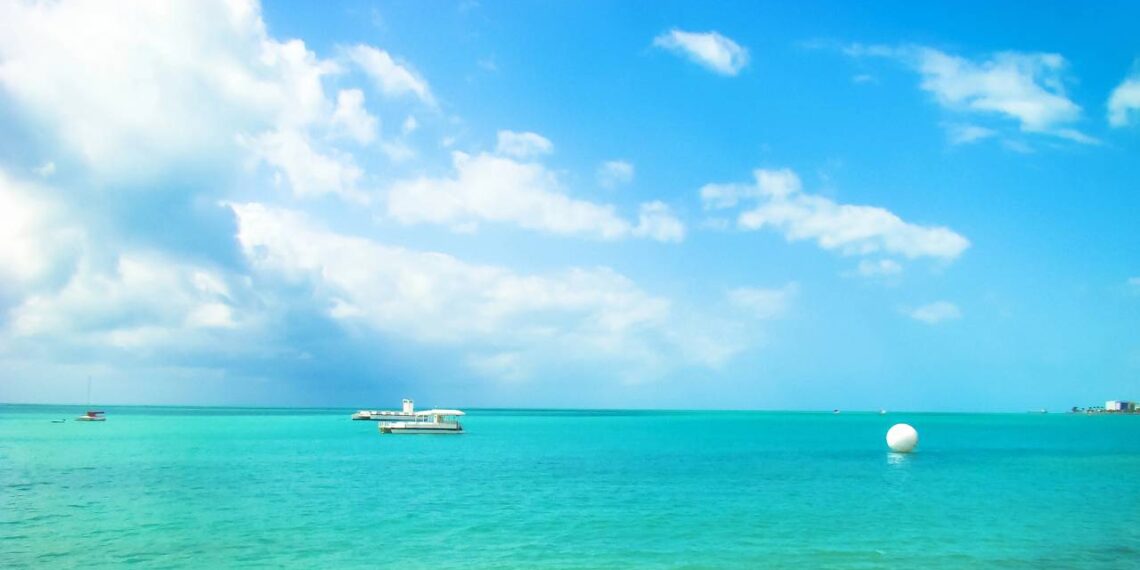Eleita a melhor cidade do Brasil em 2025, o Caribe Brasileiro tem 40 km de praias com águas cristalinas e piscinas naturais na orla urbana
