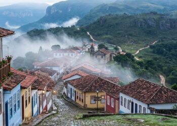 A vila mineira a 1.300 metros com cachoeiras escondidas que só ganhou energia elétrica nos anos 1970 e virou refúgio de quem foge do caos da cidade grande