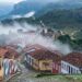 A vila mineira a 1.300 metros com cachoeiras escondidas que só ganhou energia elétrica nos anos 1970 e virou refúgio de quem foge do caos da cidade grande