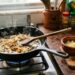 O que cozinhar primeiro: alho ou cebola? Por que a ordem em que você os refoga na panela é crucial para o resultado?
