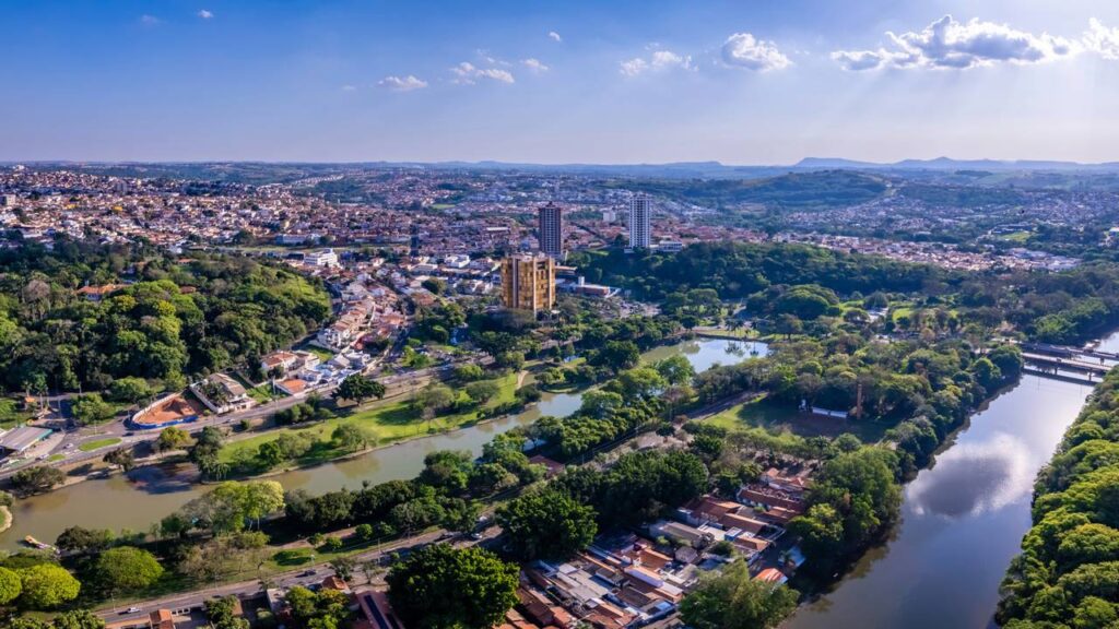 A cidade paulista que aparece em 4º lugar no ranking brasileiro com uma das 10 melhores faculdades de agricultura do mundo e uma rua famosa pelo peixe assado na brasa
