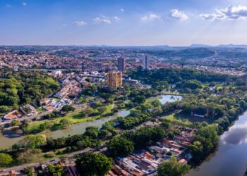 A cidade paulista que aparece em 4º lugar no ranking brasileiro com uma das 10 melhores faculdades de agricultura do mundo e uma rua famosa pelo peixe assado na brasa