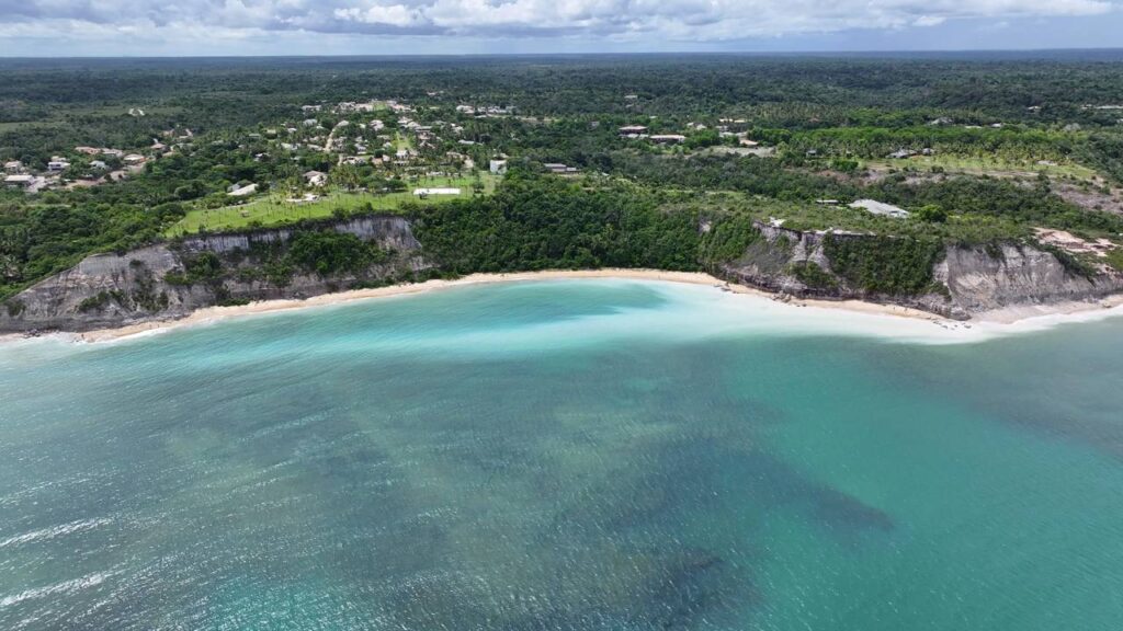 Esse paraíso intocado no sul da Bahia tem águas azul-turquesa tão transparentes que refletem o céu e conquistou o ranking da América do Sul