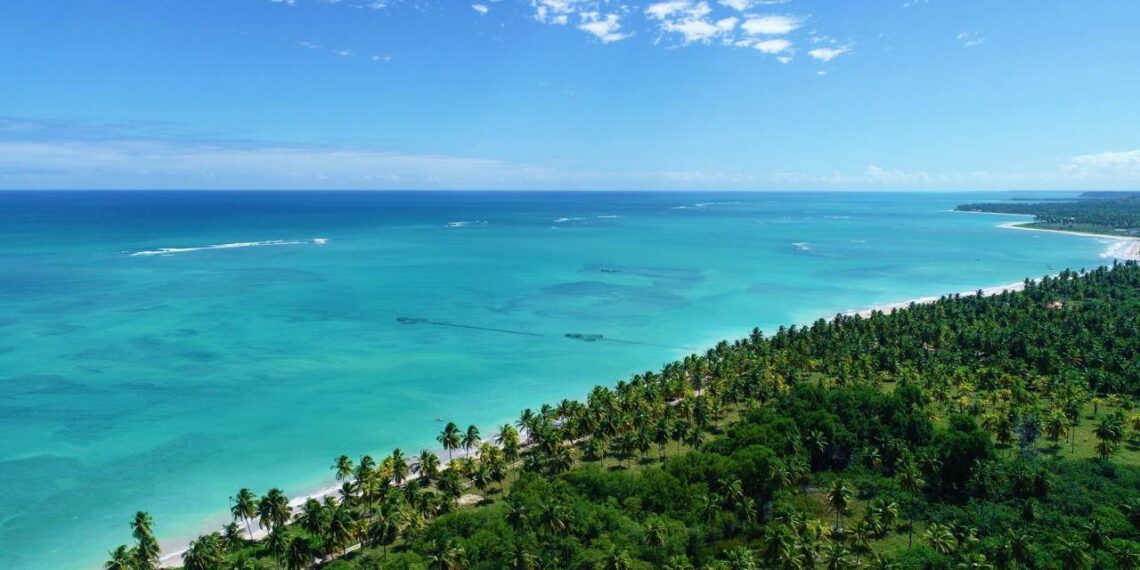 Essa vila de 8 mil habitantes com ruas de terra e piscinas naturais protegidas pela maior área marinha do Brasil