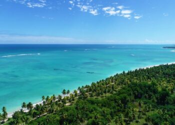 Essa vila de 8 mil habitantes com ruas de terra e piscinas naturais protegidas pela maior área marinha do Brasil
