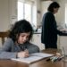 Segundo a psicologia, pessoas que não receberam elogios e respeito na infância desenvolvem uma espécie de escudo interno de validação e enfrentam dificuldades na vida adulta
