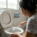 Colocar sal no vaso sanitário antes de dormir: para que serve e por que recomendam
