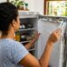 Como limpar a borracha da geladeira com manchas escuras: veja como deixá-la sem fungos e branca como nova