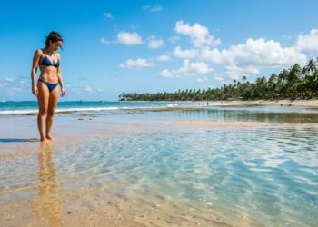 Eleita a 4ª melhor praia do mundo: a vila baiana com 678 metros de muralhas que proíbe carros e a bagagem chega em carrinho de mão