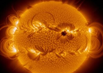 NASA identificou mancha escura no Sol com 4 vezes o tamanho da Terra e descobriu que o fenômeno pode resultar em erupção solar
