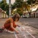 A psicologia aponta que quem cresceu nos anos 70 desenvolveu autonomia emocional não por incentivo, mas pela ausência constante de supervisão