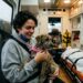 Cachorrinha invade ambulância e se recusa a deixar tutora em momento de desespero que emociona socorristas