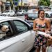 Cão trancado em carro quente chama atenção e tutora pode responder por maus-tratos