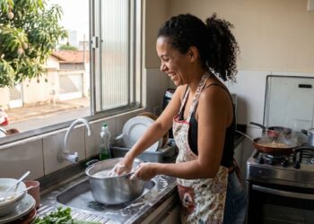 Pessoas que lavam a louça enquanto cozinham têm esse traço em comum