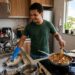 Pessoas que arrumam enquanto cozinham têm essas características, segundo a psicologia