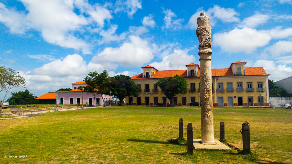 A cidade com ruínas imperiais e base de lançamento de foguetes: onde o passado colonial e o futuro espacial brasileiro se encontram