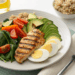 Quatro escolhas saudáveis e nutritivas no jantar que ajudam a controlar peso e glicose, segundo nutricionista