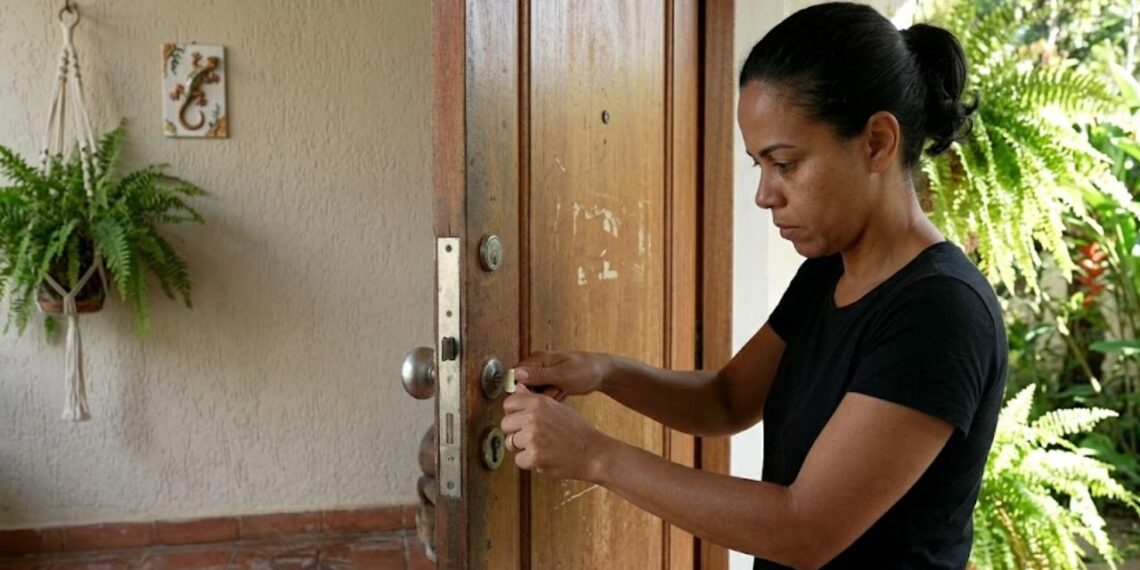 O que significa quando alguém sempre verifica se a porta está trancada várias vezes, segundo a psicologia