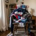 Segundo a psicologia, quem empilha roupas em uma cadeira possui certos traços de personalidade