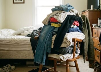 Segundo a psicologia, quem empilha roupas em uma cadeira possui certos traços de personalidade
