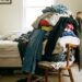 Segundo a psicologia, quem empilha roupas em uma cadeira possui certos traços de personalidade