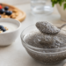 Chia hidratada em água formando gel ao lado de iogurte, destacando a chia e a microbiota intestinal.