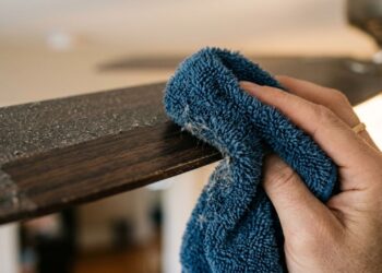 Como limpar as pás do ventilador de teto sem espalhar poeira sobre os móveis da sala: veja como deixá-lo impecável usando uma fronha de travesseiro velha
