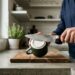 Como amolar a faca de cozinha cega sem ter um amolador: o truque fácil de passar a lâmina no fundo da xícara que está na moda e sempre funciona