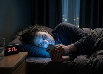 Anne-Marie Chang, pesquisadora de ritmos circadianos da Penn State: "Trocar o celular por um livro de papel antes de dormir pode transformar seu ritmo circadiano e dobrar o estado de alerta pela manhã"