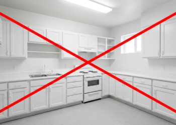Adeus às cozinhas planejadas inteiras revestidas apenas em branco brilhante hospitalar: as tendências de armários bicolores em tons de madeira e oliva que vão dominar em 2026