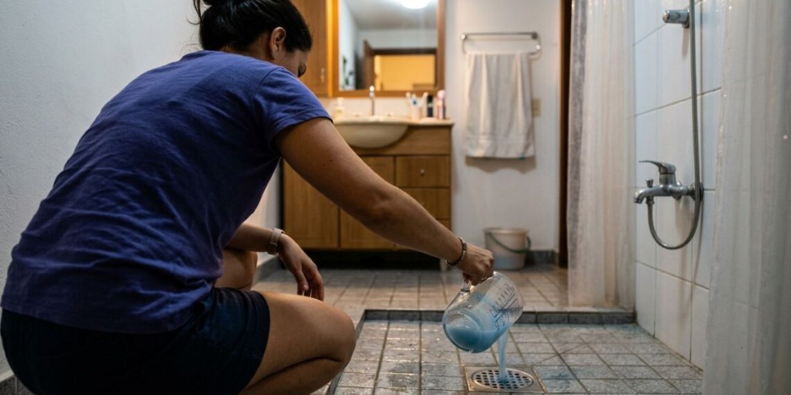 Colocar amaciante de roupas no ralo do banheiro antes de dormir: para que serve e como sua casa fica pela manhã