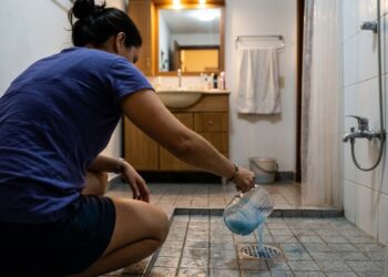 Colocar amaciante de roupas no ralo do banheiro antes de dormir: para que serve e como sua casa fica pela manhã