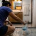 Colocar amaciante de roupas no ralo do banheiro antes de dormir: para que serve e como sua casa fica pela manhã