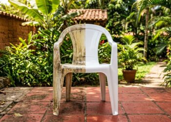 Como limpar cadeiras de plástico branco que ficaram amareladas no sol: veja como deixá-las sem aspecto envelhecido usando água oxigenada