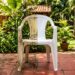 Como limpar cadeiras de plástico branco que ficaram amareladas no sol: veja como deixá-las sem aspecto envelhecido usando água oxigenada