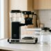 Fazer a cafeteira elétrica passar um ciclo completo usando apenas água e vinagre de álcool mensalmente: para que serve e por que recomendam