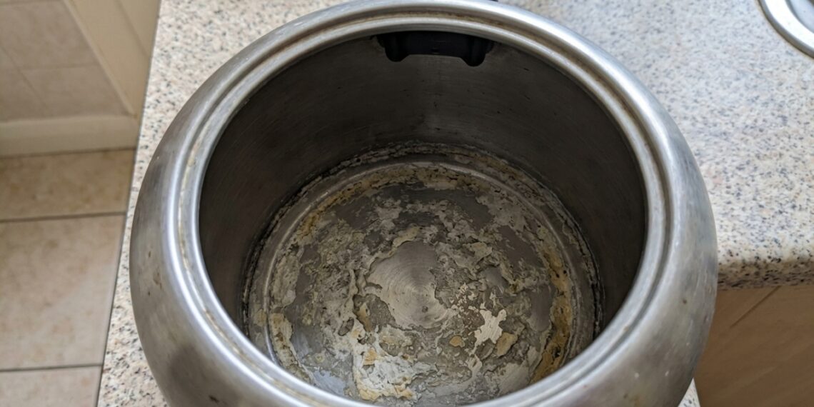 Como limpar a chaleira elétrica com manchas de calcário no fundo: veja como deixá-la sem resíduos minerais e nova