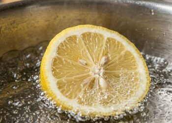 Ferver um copo de vinagre branco na cozinha após fritar peixe: para que serve e por que recomendam