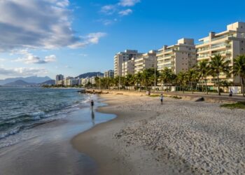A cidade do outro lado da baía com qualidade de vida superior à capital e praias oceânicas perto de casa